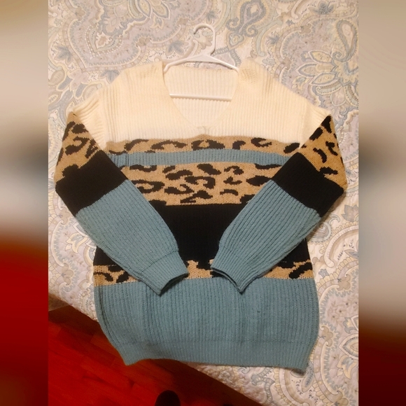 Ladies V-neck Sweater Top - Picture 1 of 2